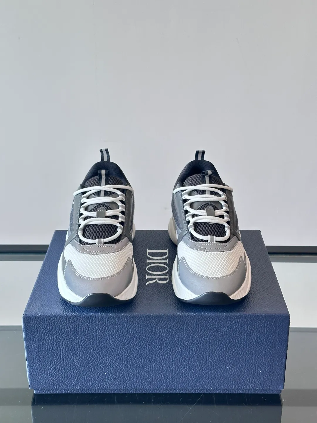 Factory price: 480💰 ◾️▫️Dior D®️ x 🆕 (high version) B22 men's jogging fashion sneakers, this single product draws inspiration from retro jogging shoes. It adopts a thick low-top design, with an upper made of black cow leather and mesh fabric, and a black and white engraved rubber sole. Black mesh fabric tongue and heel counters complement black laces, with an embossed "Di~r" logo embellishment on the side. These sneakers can be mixed and matched with a classic suit for a sporty chic look! Size: 39-45 (38, 46, 47 can be customized)